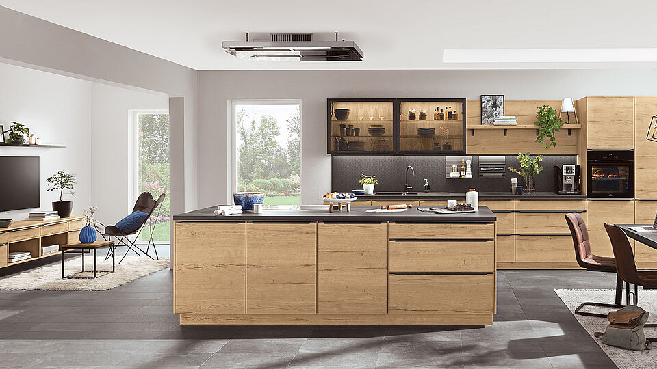 Eine Küche mit einem Tisch und Stühlen, die zum Essen und Verweilen einladen.