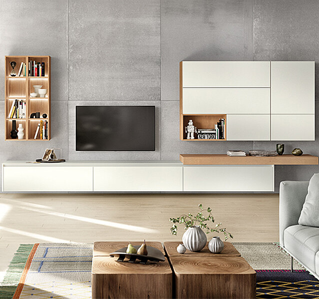 Modernes Wohnzimmer mit einem Fernseher und einer Couch, die eine einladende Atmosphäre schaffen.